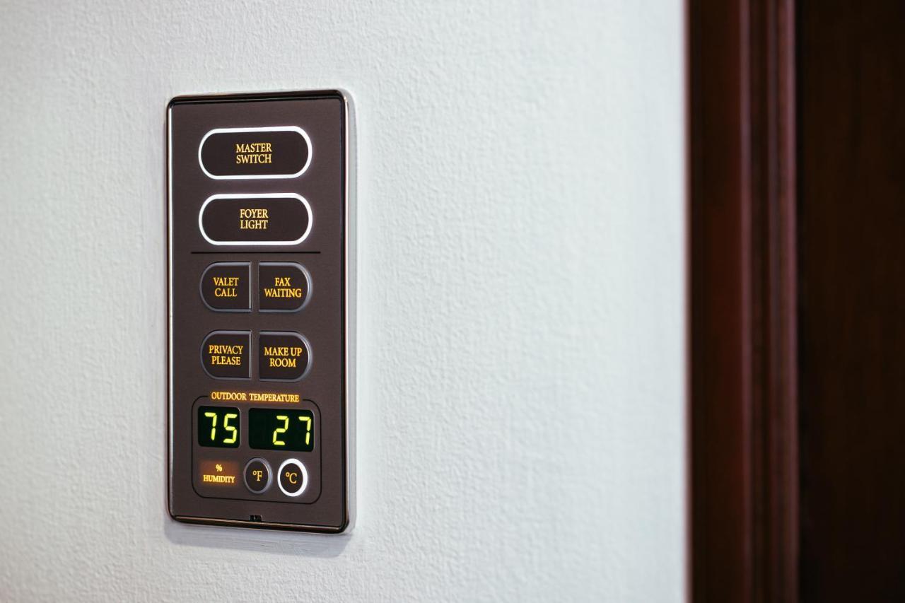 The Peninsula Manila Hotel Makati City Exterior photo A room control panel
