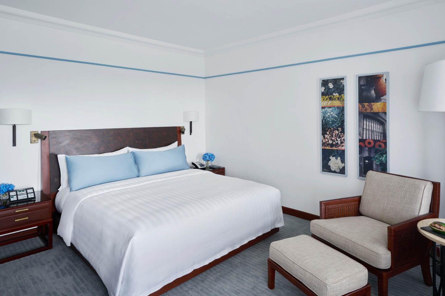 The Peninsula Manila Hotel Makati City Exterior photo A bedroom at the hotel