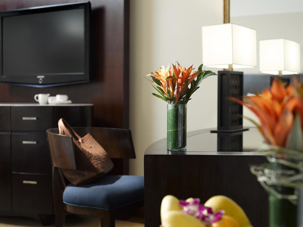 The Peninsula Manila Hotel Makati City Exterior photo A room at the hotel