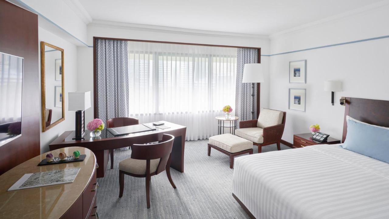 The Peninsula Manila Hotel Makati City Exterior photo A room at the Conrad Hong Kong