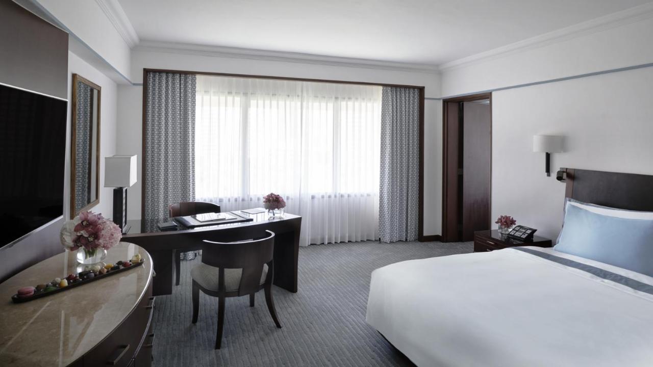 The Peninsula Manila Hotel Makati City Exterior photo A room at the hotel