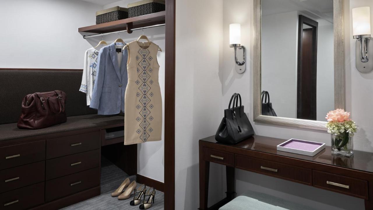 The Peninsula Manila Hotel Makati City Exterior photo A walk-in closet
