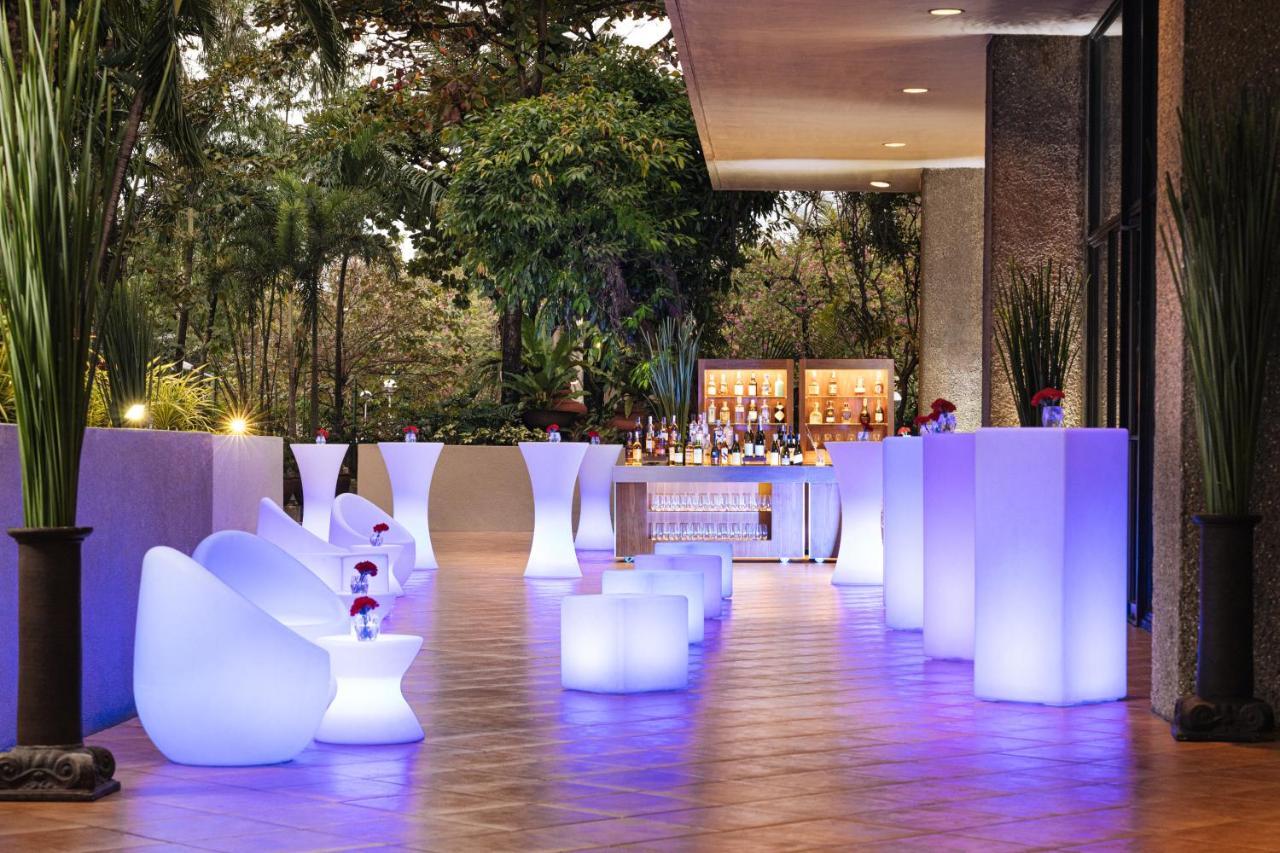 The Peninsula Manila Hotel Makati City Exterior photo The Garden Bar
