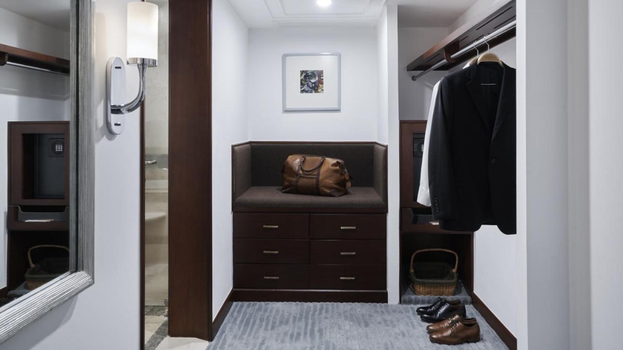 The Peninsula Manila Hotel Makati City Exterior photo A walk-in closet