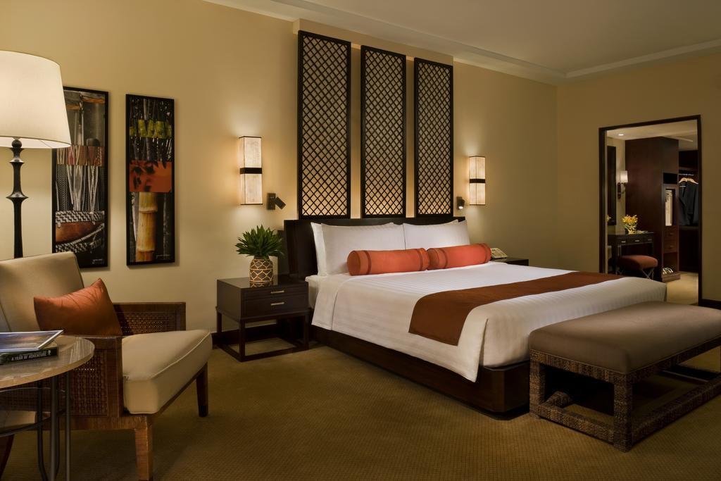 The Peninsula Manila Hotel Makati City Exterior photo A bedroom at the Shangri-La Hotel, Kuala Lumpur