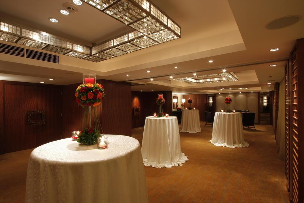 The Peninsula Manila Hotel Makati City Exterior photo A cocktail reception