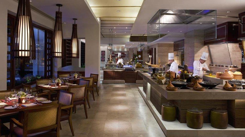 The Peninsula Manila Hotel Makati City Exterior photo The restaurant