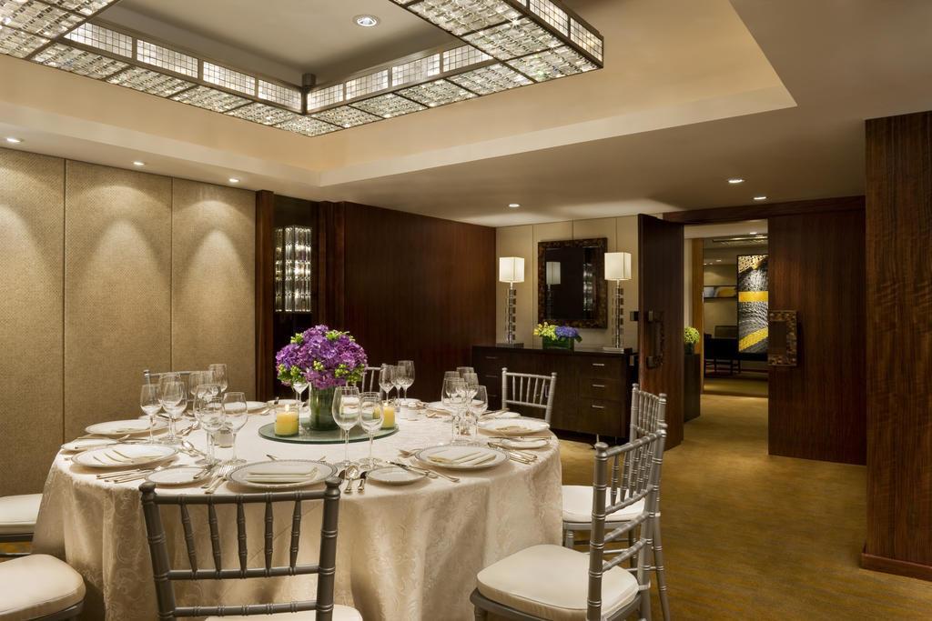 The Peninsula Manila Hotel Makati City Exterior photo The Royal Box