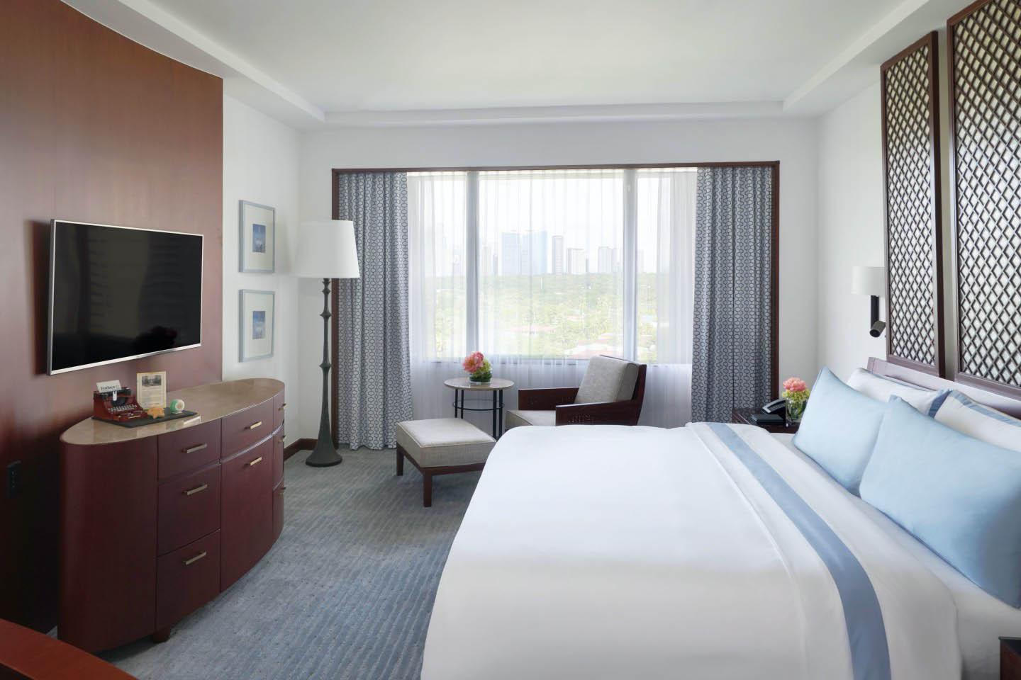 The Peninsula Manila Hotel Makati City Exterior photo A guest room at the hotel