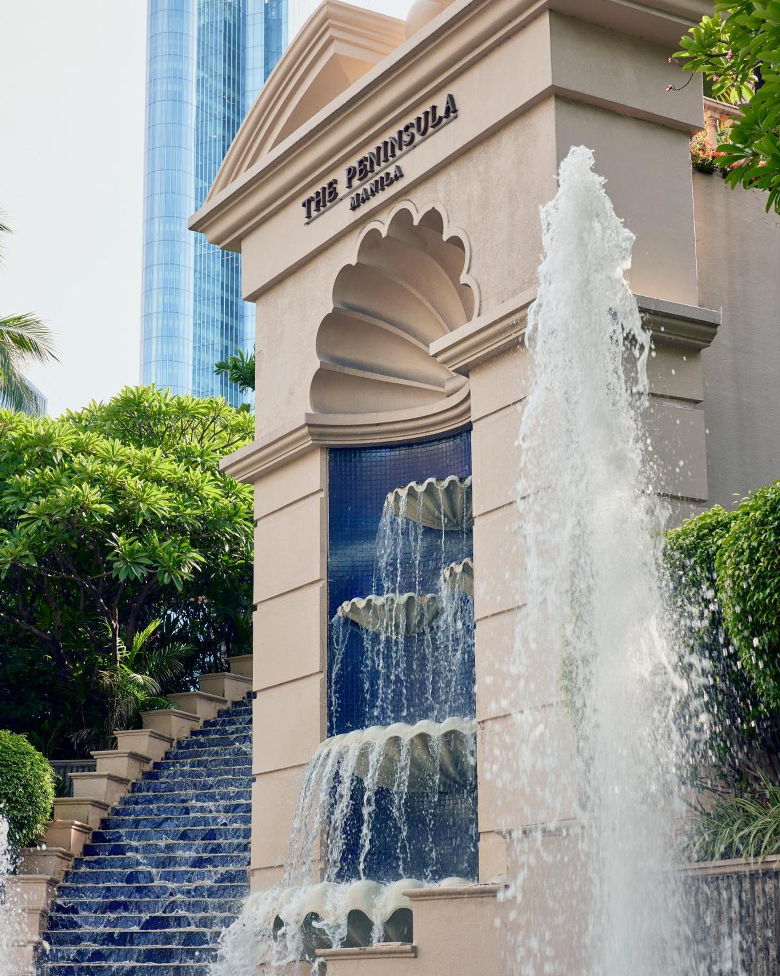 The Peninsula Manila Hotel Makati City Exterior photo Fountain at the entrance of the hotel